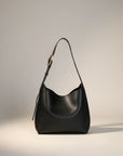 Silvorne bolso negro de hombro suave con hebilla dorada y correa ajustable