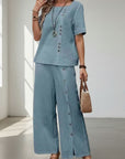 Silvorne conjunto de dos piezas de lino y algodón azul claro, top de manga corta y pantalones anchos con botones, para mujer.