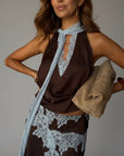 Silvorne conjunto de top corto marrón de satén con escote en V y falda larga de encaje azul claro, ideal para eventos de verano.