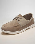 Silvorne mocasines náuticos de ante color coñac con suela plana y cordones decorativos.