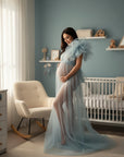 Silvorne vestido de maternidad de tul transparente de un solo hombro, azul pálido, para fotografía de estudio.