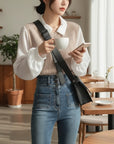 Silvorne blusa de poliéster blanco y beige de manga larga con cuello polo y diseño de dos piezas falsas.