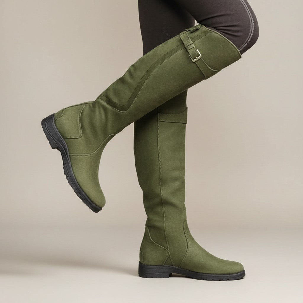 Silvorne Botas altas verdes de cuero con detalle de hebilla y suela negra.