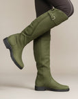 Silvorne Botas altas verdes de cuero con detalle de hebilla y suela negra.