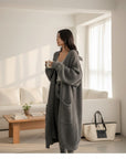 Silvorne cárdigan largo de punto gris con mangas largas y bolsillos, ideal para otoño e invierno.