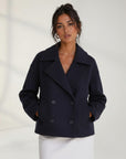 Silvorne chaqueta corta azul marino de poliéster para mujer, con cuello francés y doble botonadura.