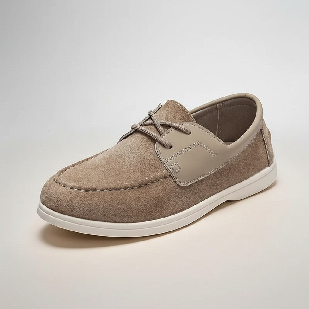 Silvorne mocasines náuticos de ante color coñac con suela plana y cordones decorativos.
