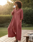 Silvorne mono de lino de algodón rojo, holgado, de manga larga, con cuello vuelto y pierna ancha para mujer.