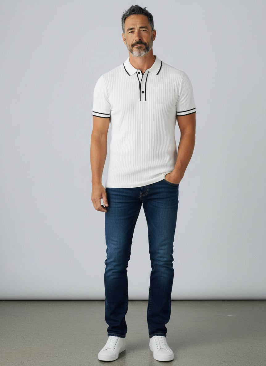 Silvorne polo de manga corta blanco con ribete negro, tejido acanalado, cuello y puños a rayas. Ideal para verano.