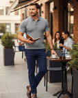 Silvorne polo de manga corta gris con ribetes blancos, tejido acanalado, ideal para verano.