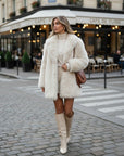 Silvorne Scarlett chaqueta de forro polar de oso elegante y cálida de color crema con cuello vuelto y ajuste relajado.