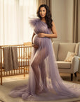 Silvorne vestido de maternidad lila de tul transparente con un solo hombro, elegante y vaporoso para fotografía.