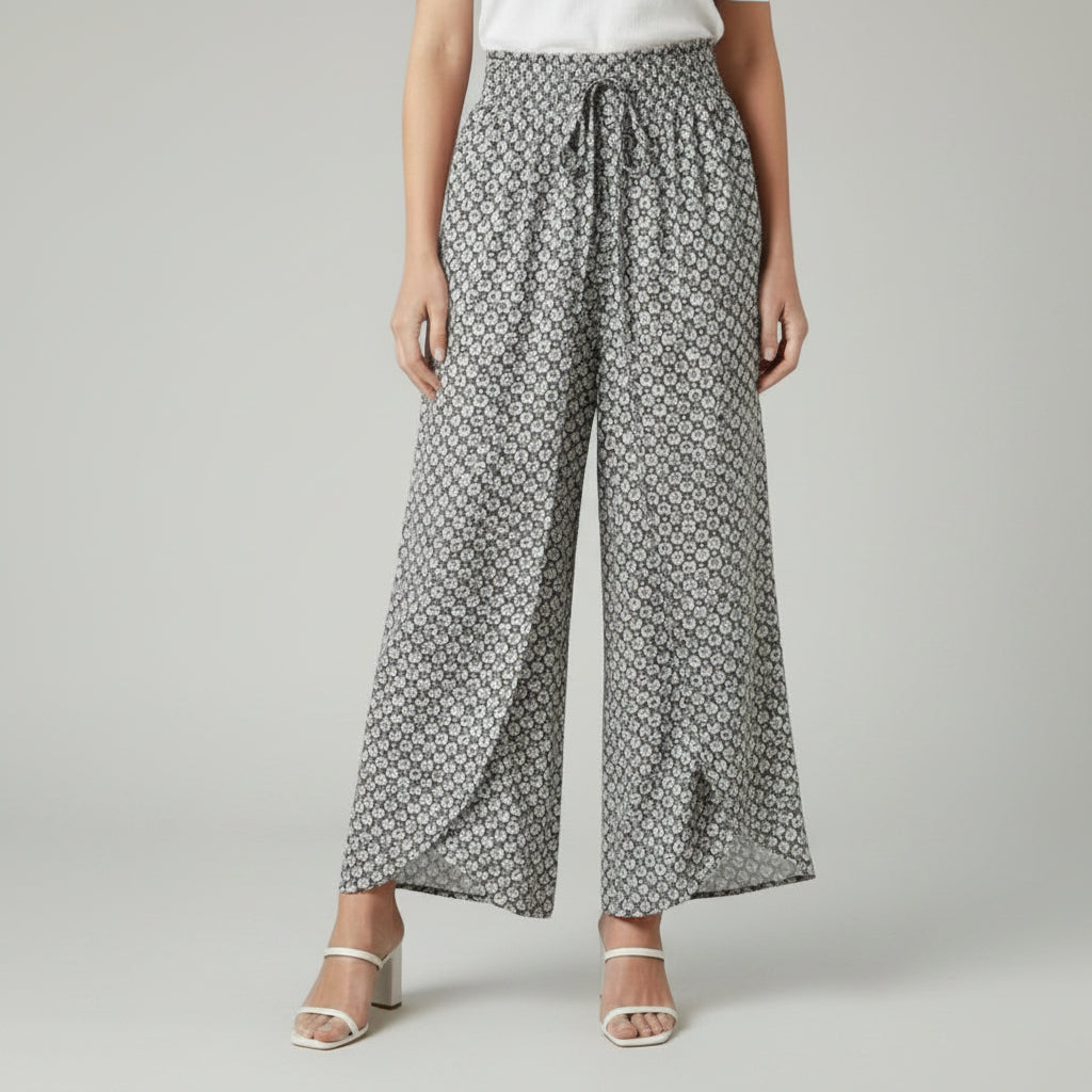 Silvorne women's wide-leg trousers with elastic waistband and black and white geometric pattern. Lightweight woven fabric.