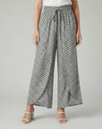 Silvorne women's wide-leg trousers with elastic waistband and black and white geometric pattern. Lightweight woven fabric.